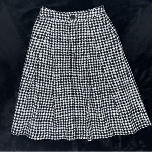 Adorable black and white houndstooth tweed midi skirt.